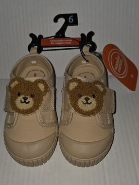 NWT Kids Beige Teddy Bear Strap Sneakers - Size 6